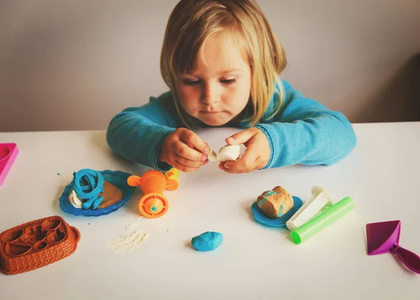 Enfant jouant avec des formes de moulage en argile — Photo