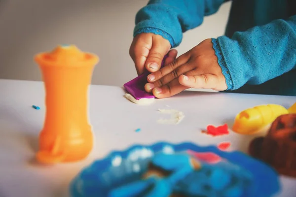 Enfant jouant avec des formes de moulage en argile — Photo