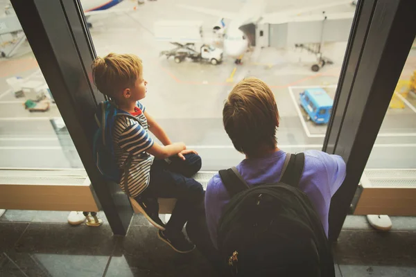 Familia viaje- padre e hijo en el aeropuerto — Foto de Stock