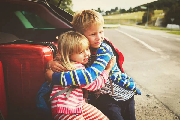 Счастливые маленькая девочка и мальчик путешествуют на машине — стоковое фото
