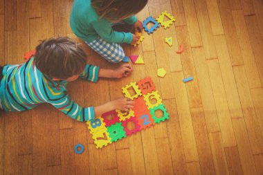 Bulmaca, eğitim kavramı ile oynayan çocuklar