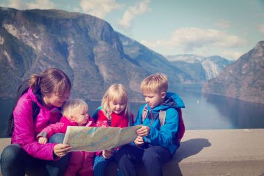 Çocuklar seyahat Norveç'te annesiyle
