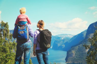 mutlu genç çift küçük bebek ile Norveç'te seyahat