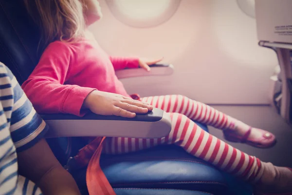 Concepto de seguridad de vuelo niña esperando para despegar en avión — Foto de Stock