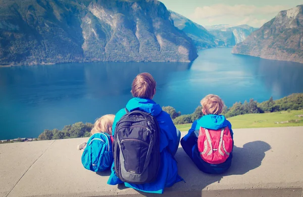 Çocuklar seyahat Norveç'te babamla fiyort seyir