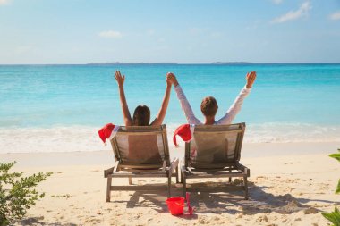Noel plajda-salonlar ve mutlu çift denizde sandalye
