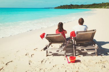 Noel plajda-salonlar ve mutlu çift denizde sandalye