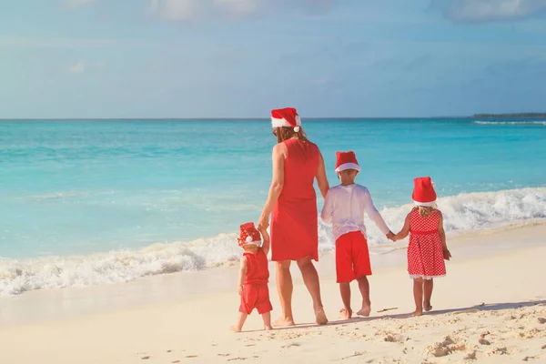 Gelukkig moeder met kinderen op tropische kerstvakantie — Stockfoto