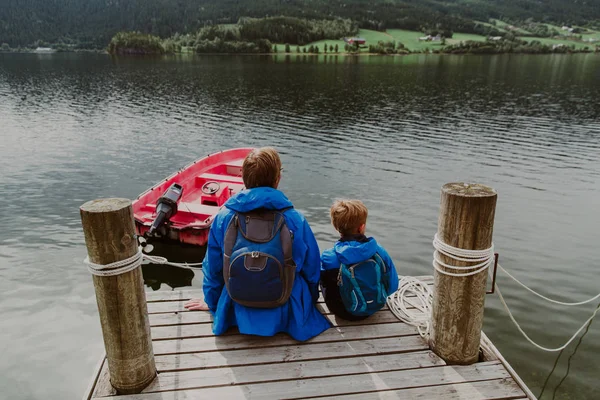 Far och son resa i Norge, tittar på naturen — Stockfoto