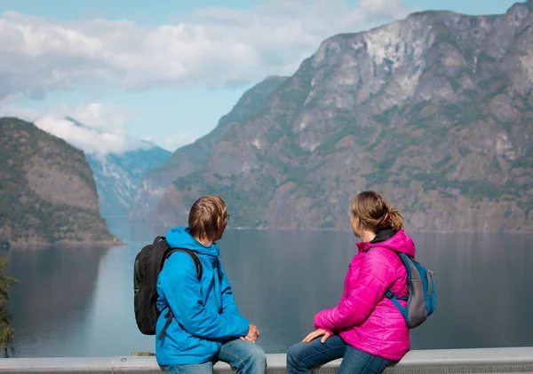 Glada unga par resa i Norge — Stockfoto