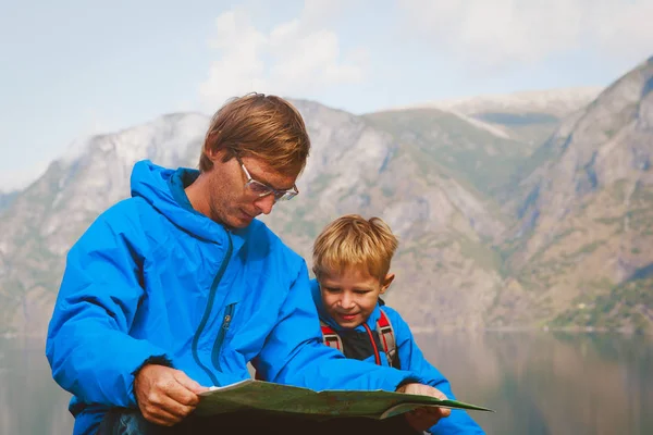 Otec a syn cestování pěší turistiku v horách v Norsku — Stock fotografie