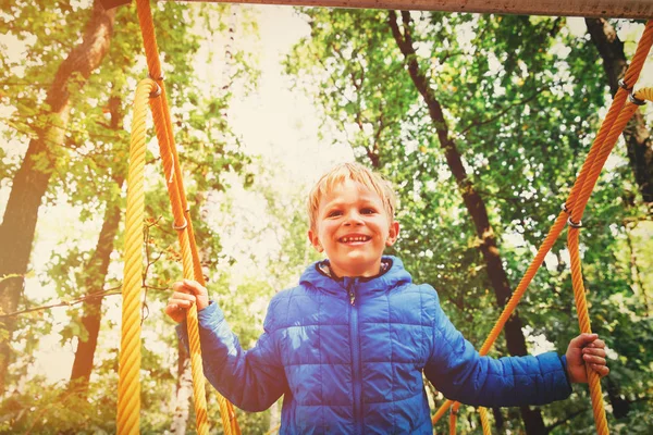 야외 놀이터에 행복 한 소년 — 스톡 사진