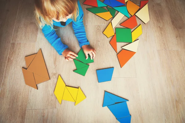 Bulmaca ile oynarken küçük kız