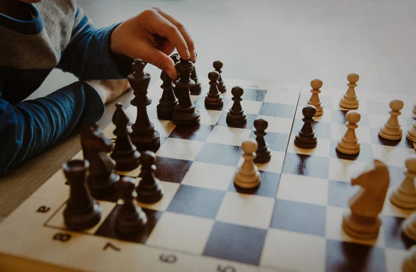 Liten pojke att lära sig spela schack — Stockfoto