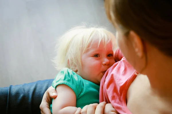 Madre amamantando pequeña hija bebé — Foto de Stock