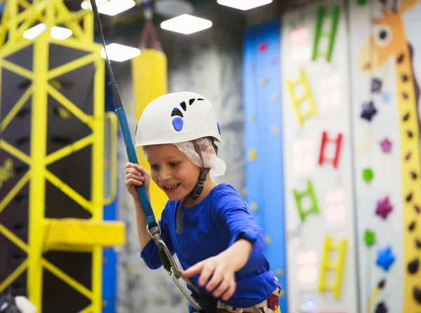 Mały chłopiec Dowiedz się wspinaczki sportowej — Zdjęcie stockowe