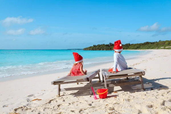 Niños celebrando la Navidad en la playa tropical —  Fotos de Stock