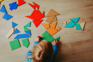 Bulmaca ile oynarken küçük kız