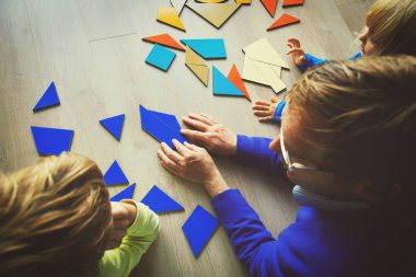 öğretmen ve geometrik şekillerle oynayan çocuklar