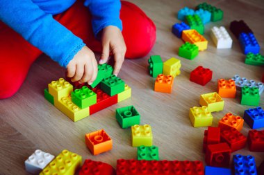küçük kız renkli plastik bloklarla oynama