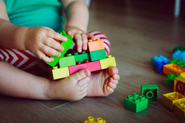 küçük bebek renkli plastik bloklarla oynama