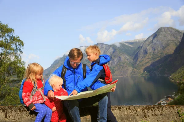 Rodinné cestování, Turistika v horách v Norsku — Stock fotografie