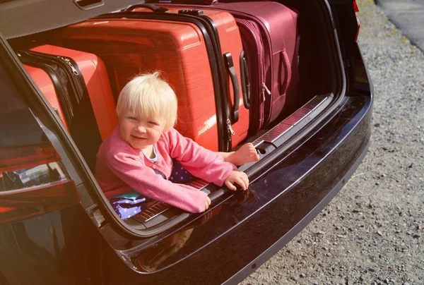 aile arabası seyahat - küçük bebek ve bavul Paketli