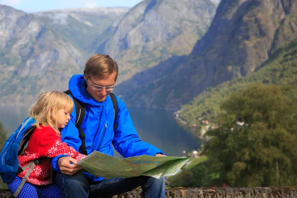 Far och dotter resa vandring i bergen i Norge — Stockfoto