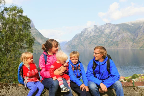 Familia joven y feliz con los niños viajan en Noruega — Foto de Stock