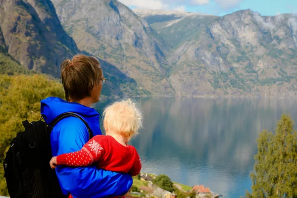 Far och barn färdas i natursköna berg — Stockfoto