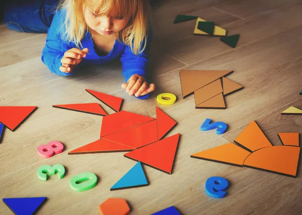 Bulmaca ile oynarken küçük kız