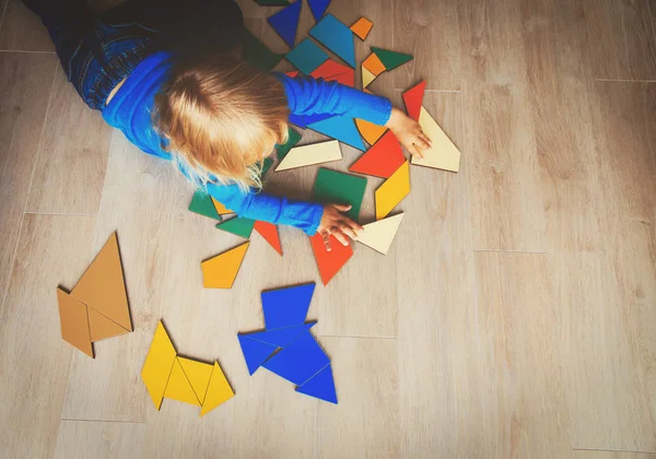 Bulmaca ile oynarken küçük kız