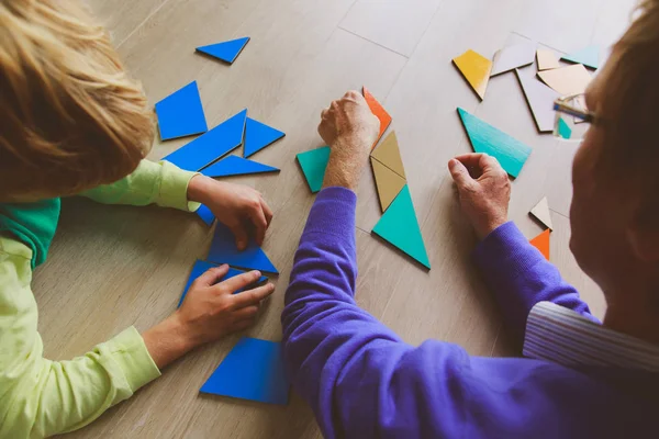 öğretmen ve geometrik şekillerle oynayan çocuk