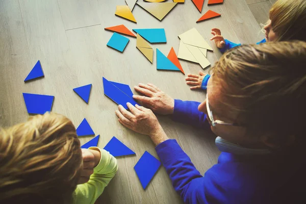 öğretmen ve geometrik şekillerle oynayan çocuklar