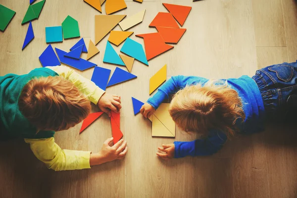 Enfants jouant avec puzzle, concept éducatif — Photo