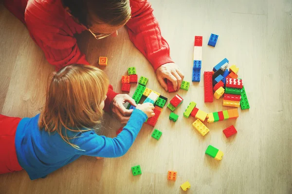 Professeur et enfant jouant avec des blocs en plastique — Photo