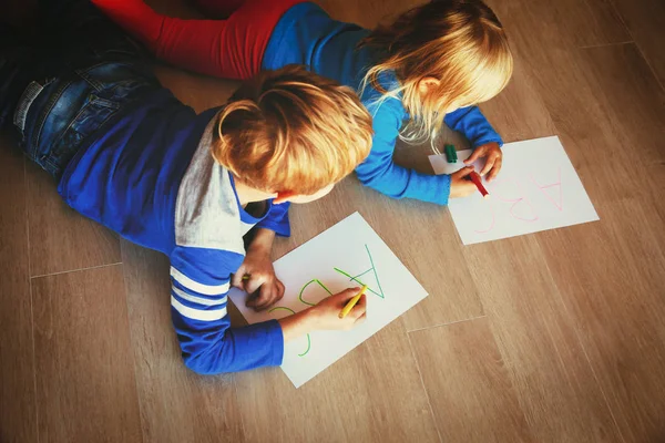 Barnen skriva brev, göra läxor — Stockfoto