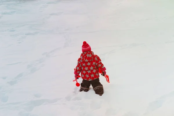 Niña ir a jugar en invierno nieve — Foto de Stock