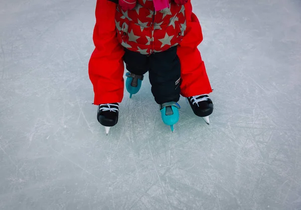 Pai e criança aprendendo a patinar no inverno — Fotografia de Stock