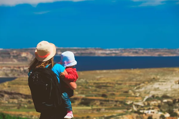 Mor med lilla dotter resor vandring i bergen — Stockfoto