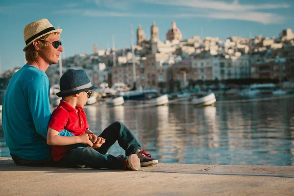 Father and son looking at city of Valetta, Malta — Stock Photo, Image