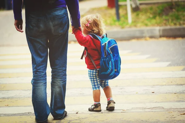 Ο πατέρας και η κόρη πηγαίνουν σχολείο ή παιδικό σταθμό. — Φωτογραφία Αρχείου