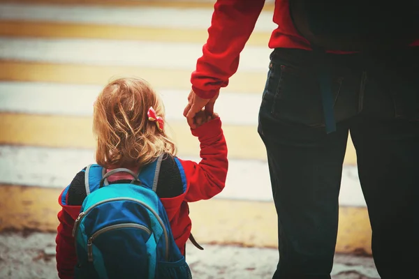 Родитель ходить маленькая дочь в детский сад — стоковое фото