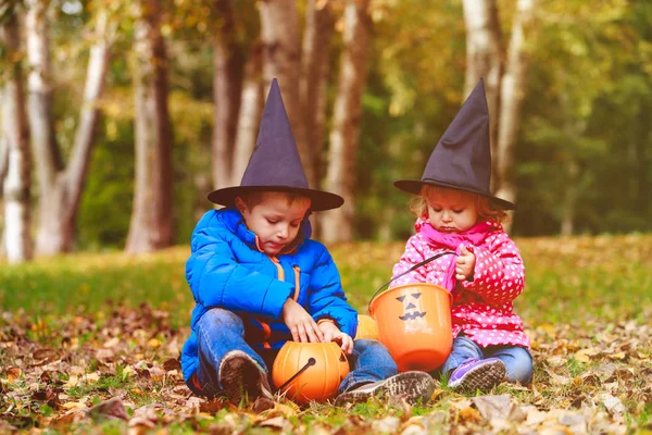 Doğa, hile veya tedavi çocuklar Cadılar Bayramı Kostüm oynamak — Stok fotoğraf