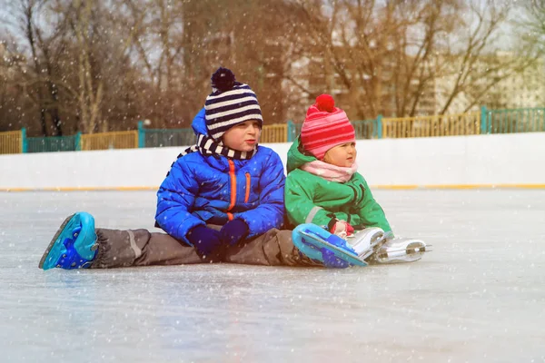 Мальчик и девочка катаются на коньках зимой — стоковое фото