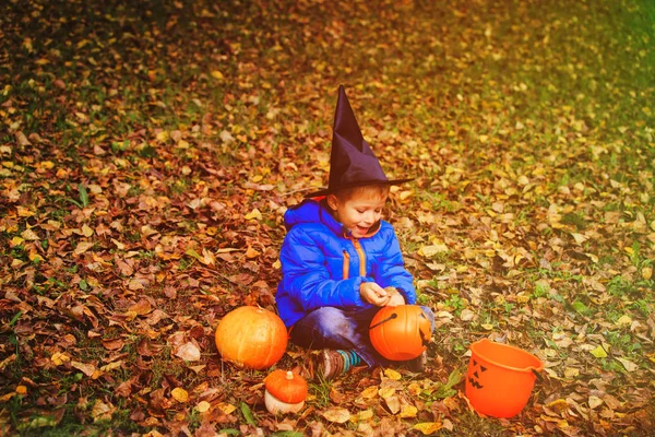 Kleiner Junge macht sich bereit für Halloween-Party — Stockfoto
