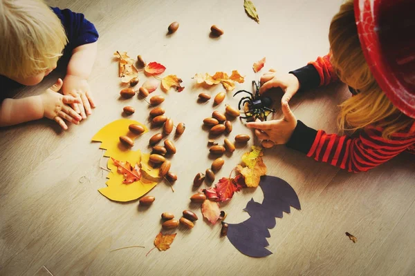 Halloween förberedelse. Barnen gör hantverk av naturliga material — Stockfoto