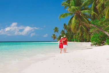 mutlu sevgi dolu çift Sahilde yürüyüş