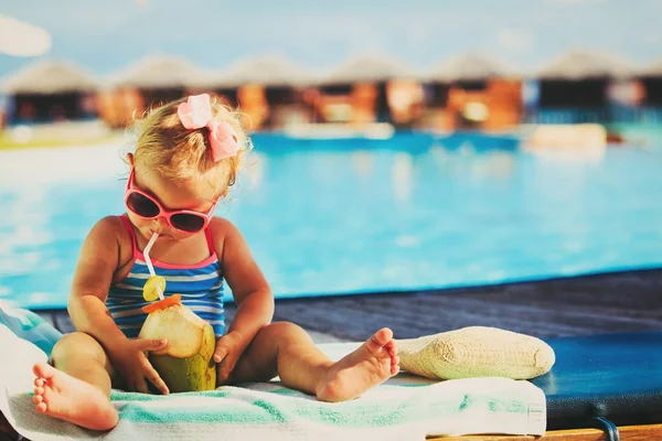 Little girl drinking coconut cocktail on beach — Stock Photo, Image