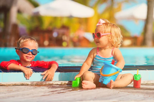 Kleine Jungen und Mädchen spielen im Schwimmbad am Strand — Stockfoto